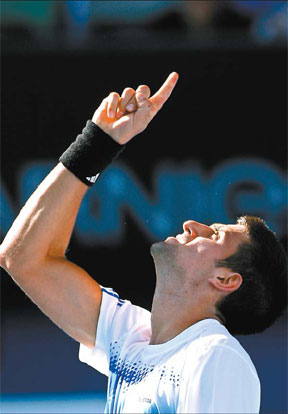Federer, Djokovic roll into semifinals