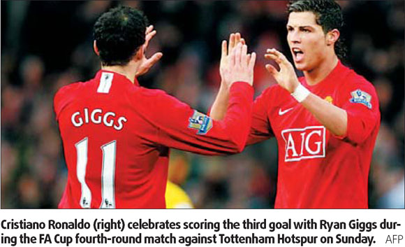 Ronaldo shares glory with teammates