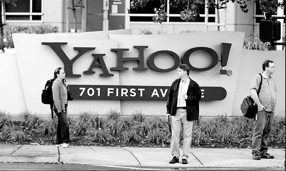 Yahoo dips on drop in Q4 profit