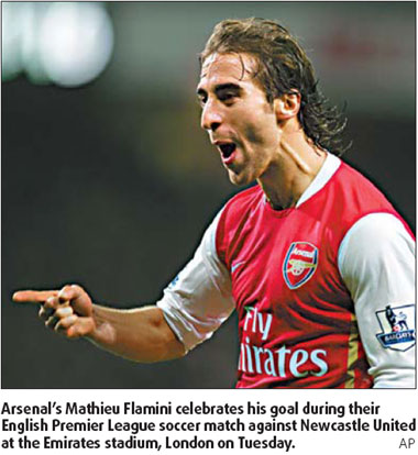 Arsenal beats Newcastle to go top