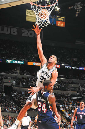 Duncan leads Spurs to 6th straight win