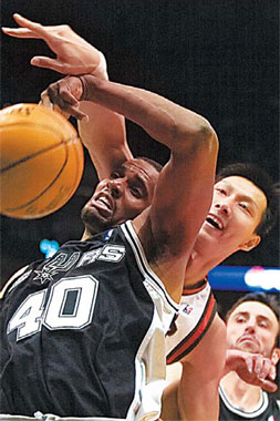 Spurs escape with victory in Milwaukee