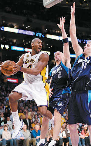 Bryant's 52 points help Lakers edge Mavericks