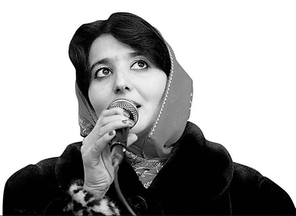 Woman climbs to top of 'Afghan Idol'
