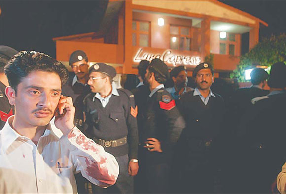 Blast rocks Pakistan restaurant
