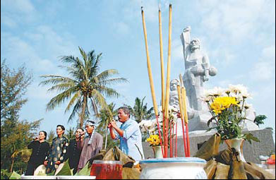 40 years after massacre, My Lai survivors pray for the dead