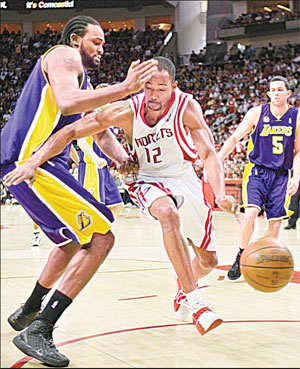 Rockets beat Lakers for 22 straight