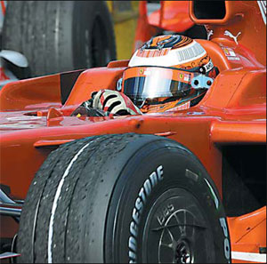 Raikkonen wins in Sepang to kick-start title defense