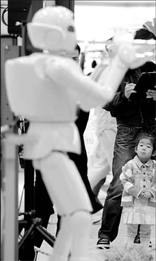 Toyota wooing buyers with shopping-mall marketing strategies