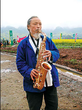 Avant-garde farmer wants to bring swing from lushan to Beijing