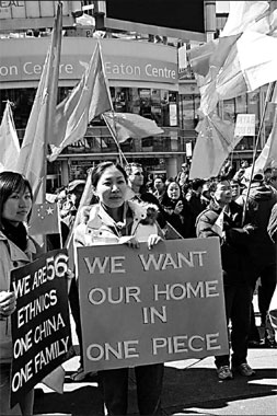 Overseas students rally against 'bias'