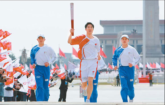 National hero hurdler first to bear sacred flame