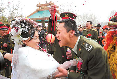 Snow disaster could not keep PLA hero from his bride-to-be