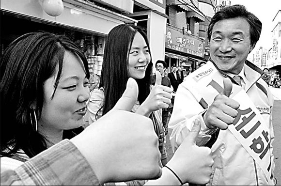 ROK lures voters with 'Wonder Girls'