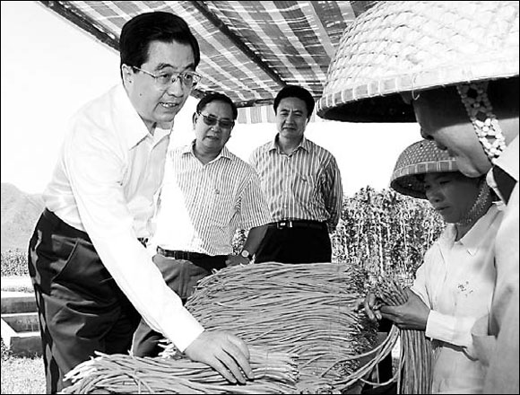 Hu has close look at Hainan farms