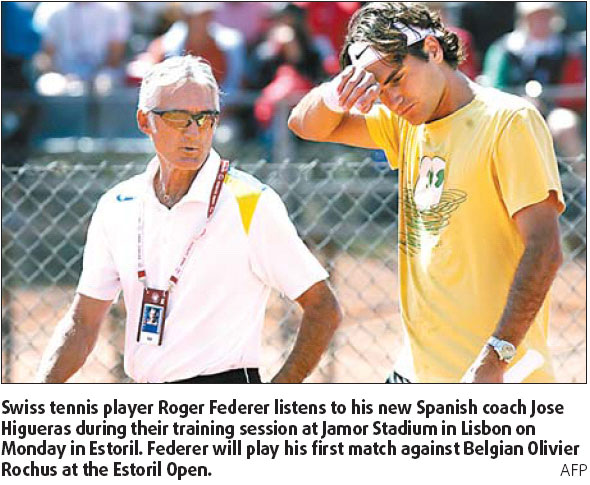 Federer tests mettle of new coach