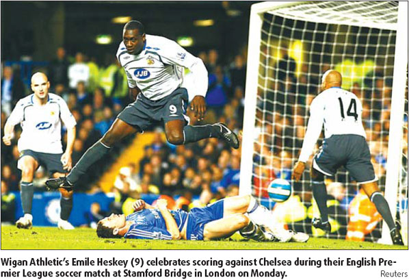 Late Wigan goal dents Chelsea's title hopes