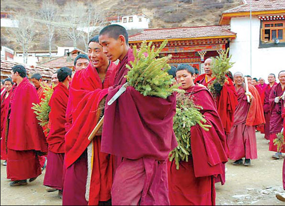 Lamas in Chengde pray for peace for whole nation