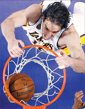 Gasol finds playoff joy in Lakers win