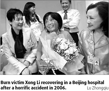 Mom's searing saga draws charity's funds
