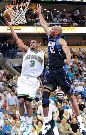 Paul nets 32 as Hornets sting Mavs to lead 2-0