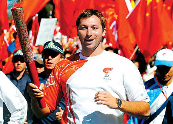 Canberra cheers the torch along