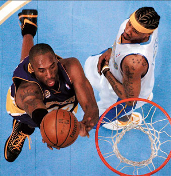 Lakers take 3-0 lead over Nuggets