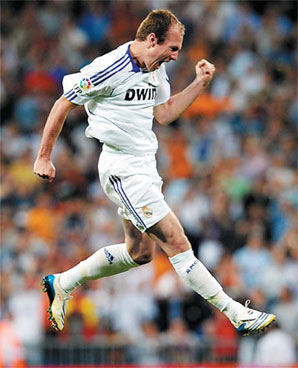 Real crushes Bilbao but must wait for title