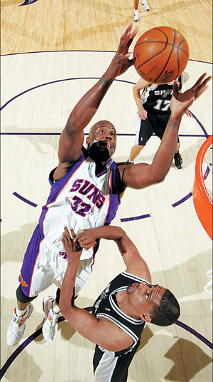 Suns shine, hold off Spurs charge