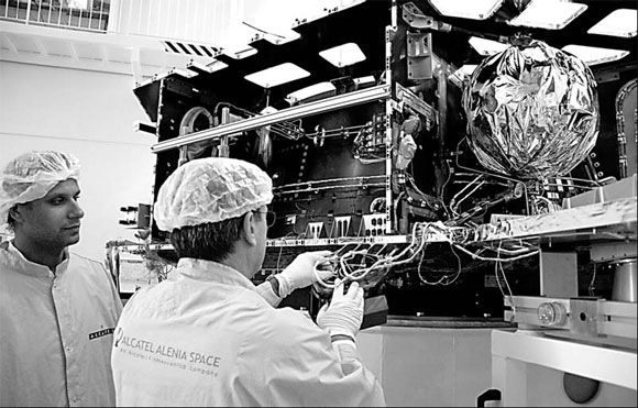Alcatel-Lucent expects sales drop