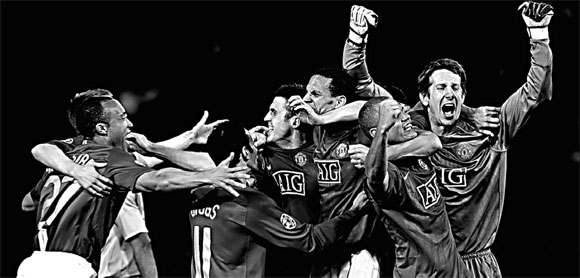Scholes strike sends United into final