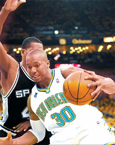 Hornets rout Spurs in playoff opener