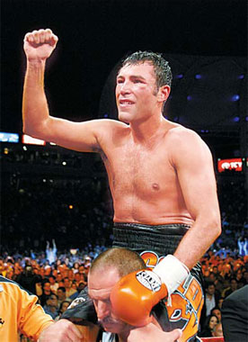 'Golden Boy' De La Hoya outpoints Forbes