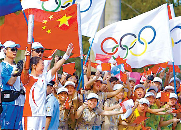 Thousands turn out in Hainan