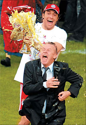 Beer baths as Bayern Munich claims Bundesliga crown