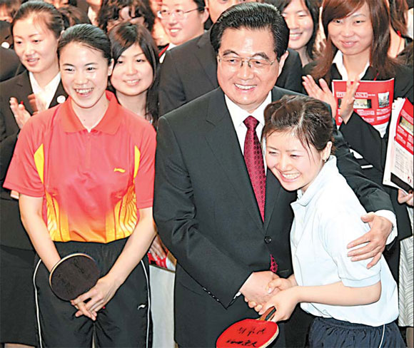 Hu invites Japanese youths to visit China