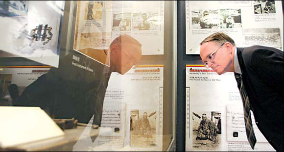 Tibet exhibition impresses envoys