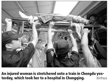 Train carrying injured arrives in Chongqing