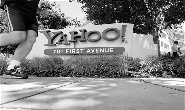 Microsoft rejoins race for Yahoo