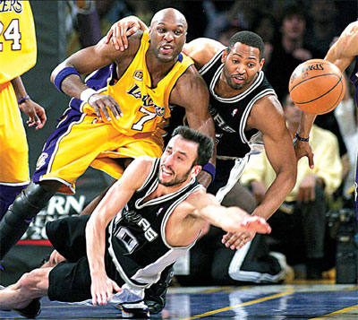 Lakers stun Spurs with big comeback