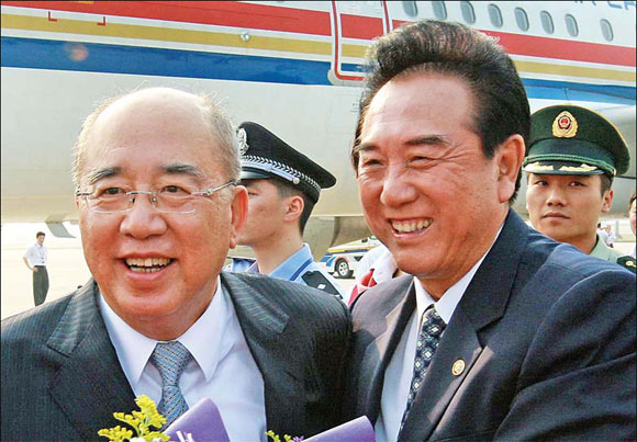 Cross-Straits blood bonds highlighted by quake