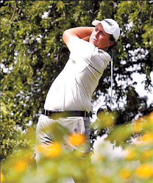 Mickelson triumphs with late birdie