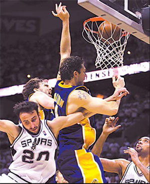 Lakers push Spurs to brink