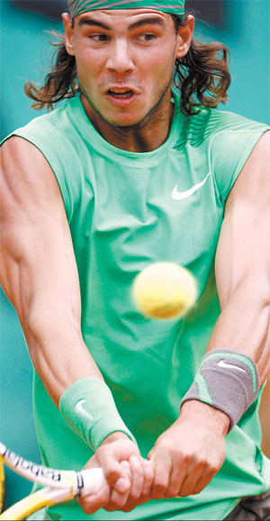 Seeds tumble at French Open before rain falls