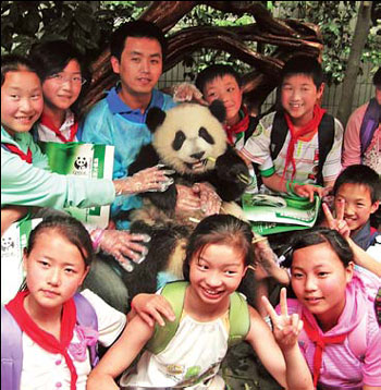 Playful pandas make quake-affected kids feel warm and fuzzy