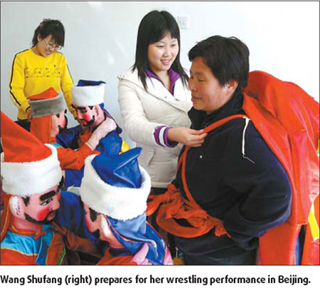 Folk artist aces 'two strong men' wrestling