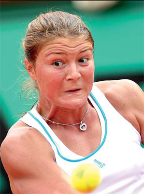 Queen of surprises Safina in final, Federer motors on