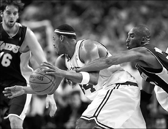 Pierce dramatic return lifts Celtics