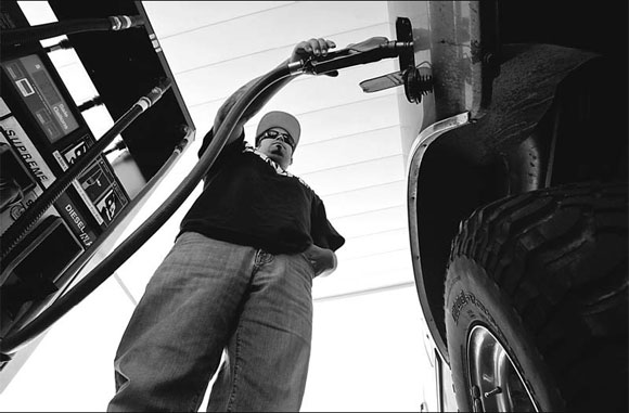 Gasoline hits record $4 a gallon in US