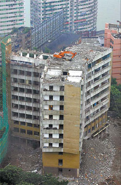 A 'flying' steam shovel in Chongqing